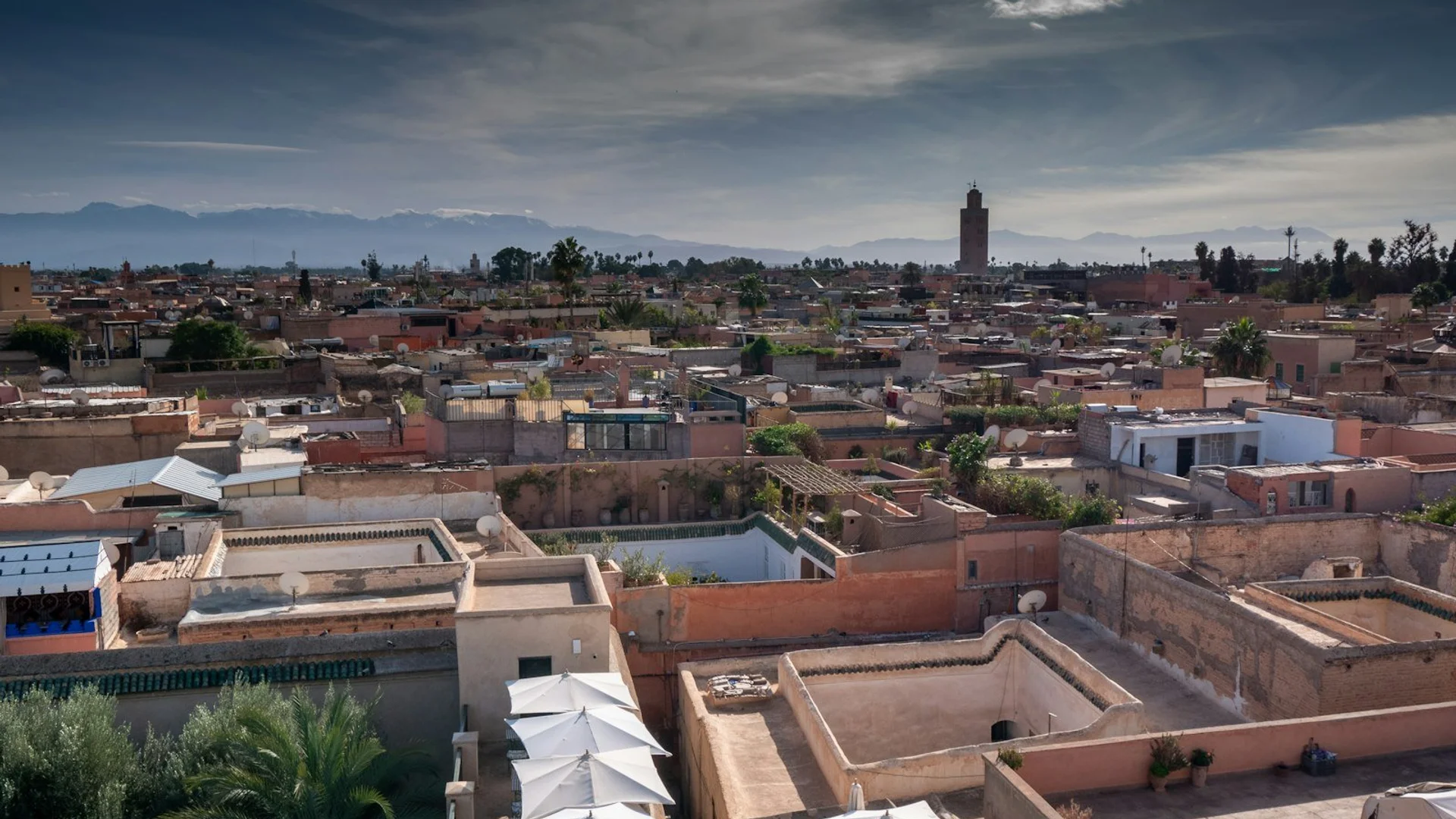 Vista panorámica de la Medina de Marrakech con la Mezquita Kutubía al atardecer
