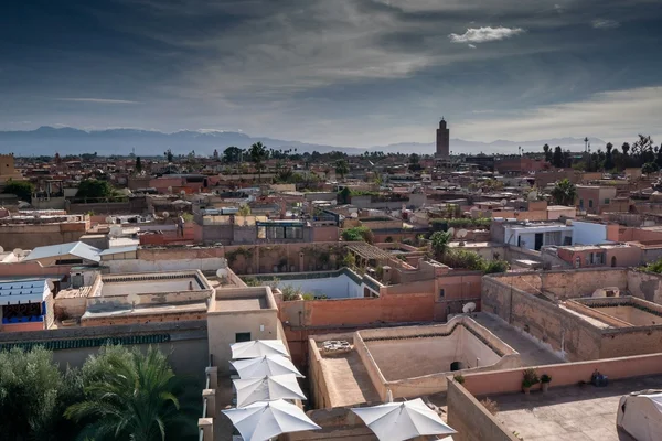 Vista panorámica de la Medina de Marrakech con la Mezquita Kutubía al atardecer