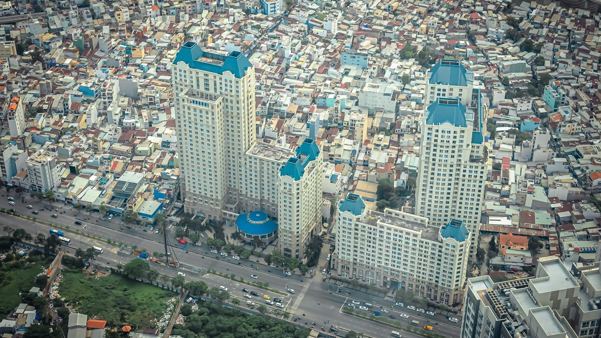 Vista aérea skyline Ho Chi Minh con rascacielos, río Saigón y arquitectura colonial