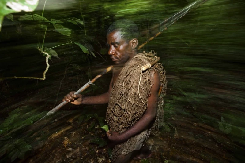 Cazador Baka con red tradicional