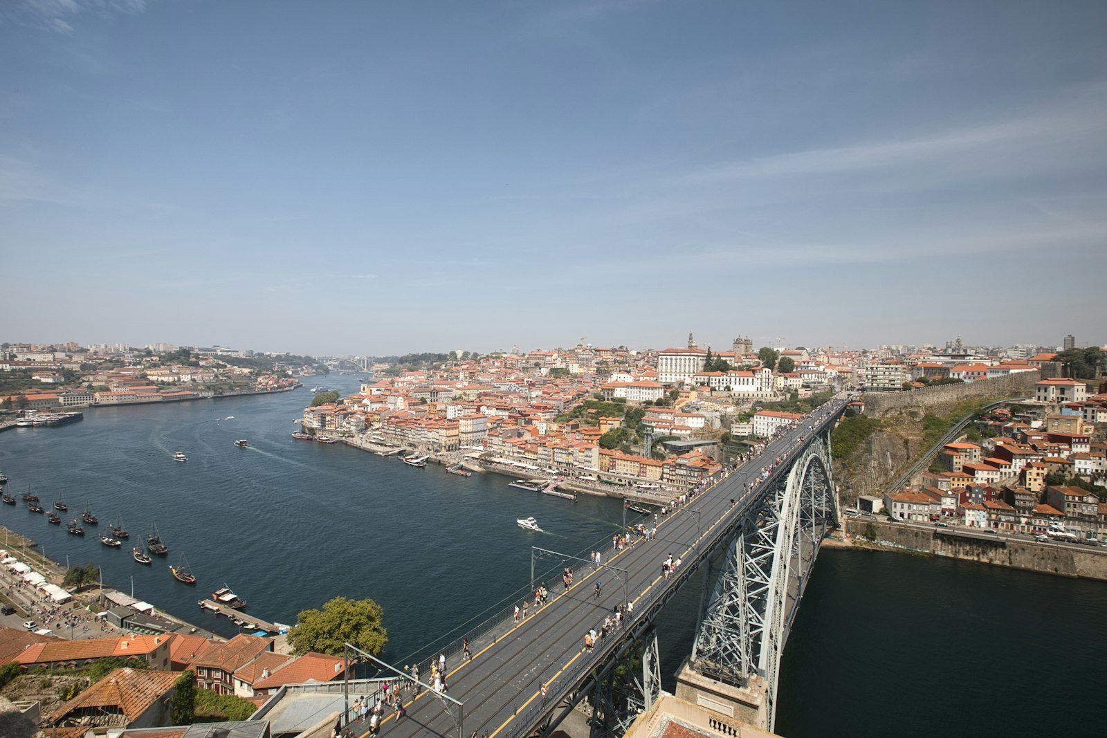 [FR] Vue aérienne du pont Dom Luís I enjambant le fleuve Douro à Porto, Portugal [EN] Aerial view of Dom Luís I Bridge spanning the Douro River in Porto, Portugal