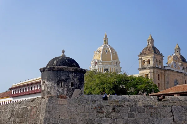 Vista aérea de la ciudad amurallada de Cartagena de Indias al atardecer, con el mar Caribe y fortificaciones coloniales