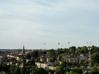 Vista panorámica del Puente Colgante de Clifton y el desfiladero del Avon al atardecer