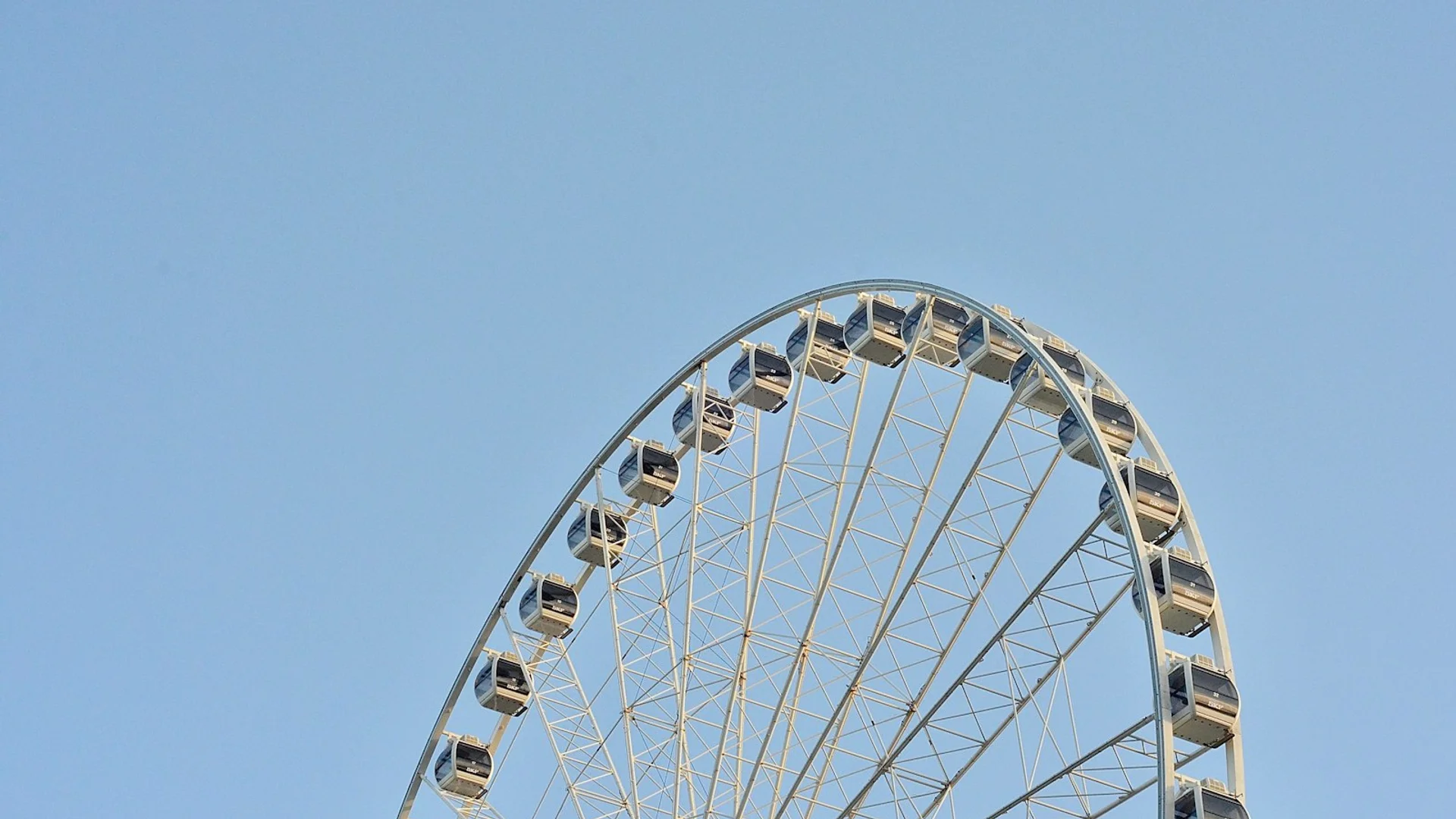 Vista panorámica de los canales históricos de Gotemburgo con casas de época reflejadas en el agua, puentes antiguos y arquitectura holandesa al atardecer