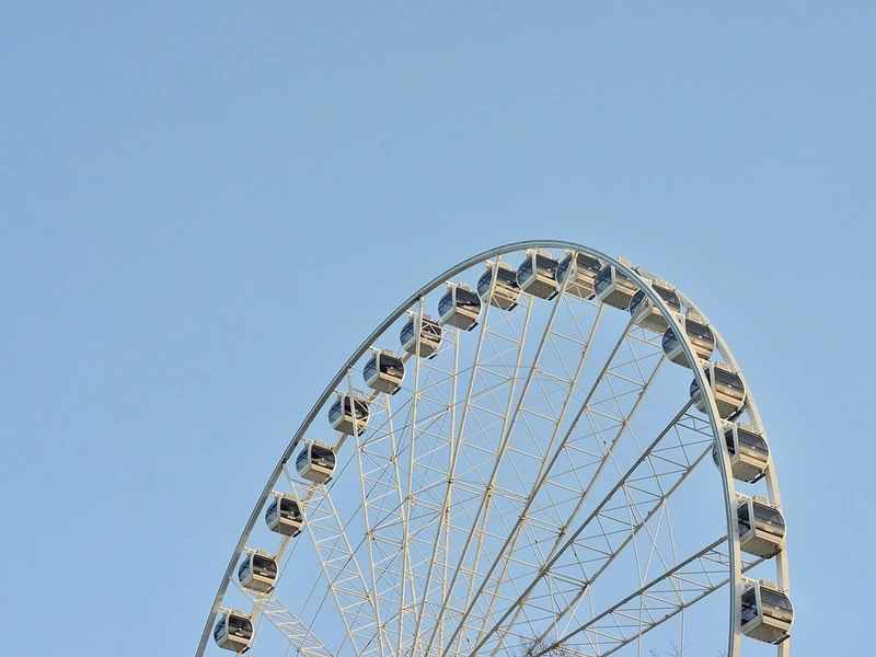 Vista panorámica de los canales históricos de Gotemburgo con casas de época reflejadas en el agua, puentes antiguos y arquitectura holandesa al atardecer