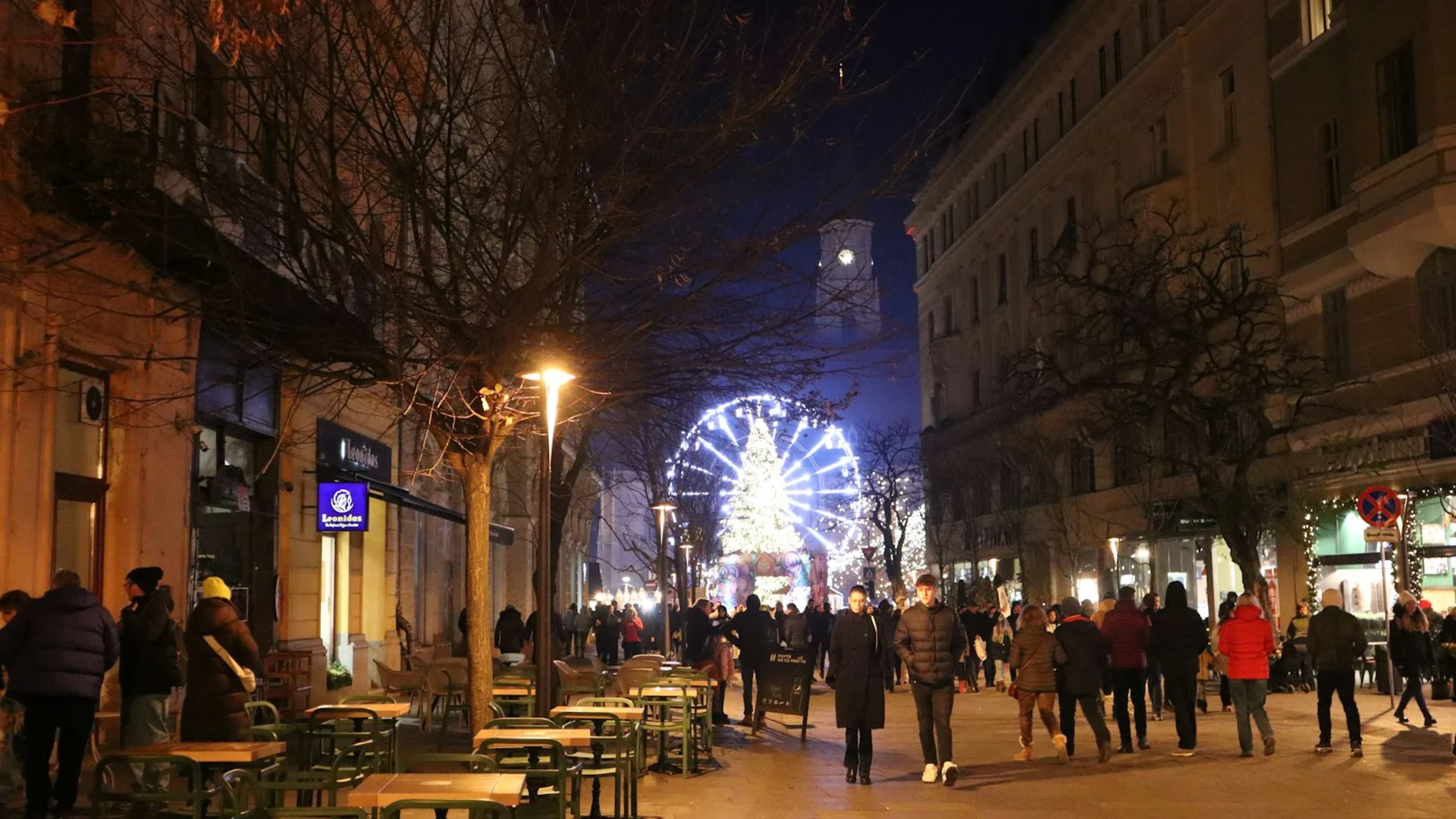 Vista panorámica de Cluj-Napoca con la Iglesia de San Miguel y la Piața Unirii al atardecer, rodeada de arquitectura histórica y moderna