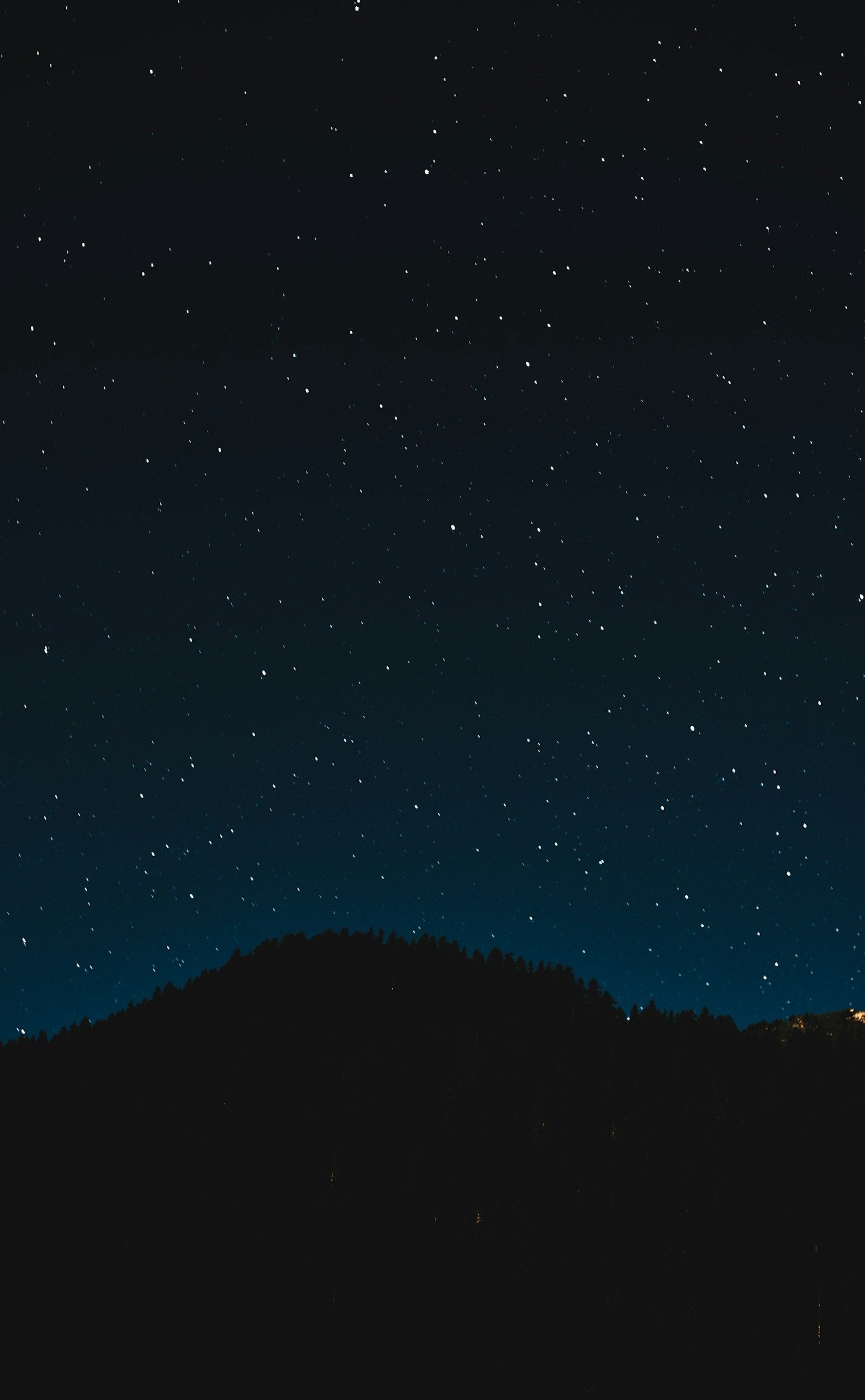 Cielo estrellado sobre montañas