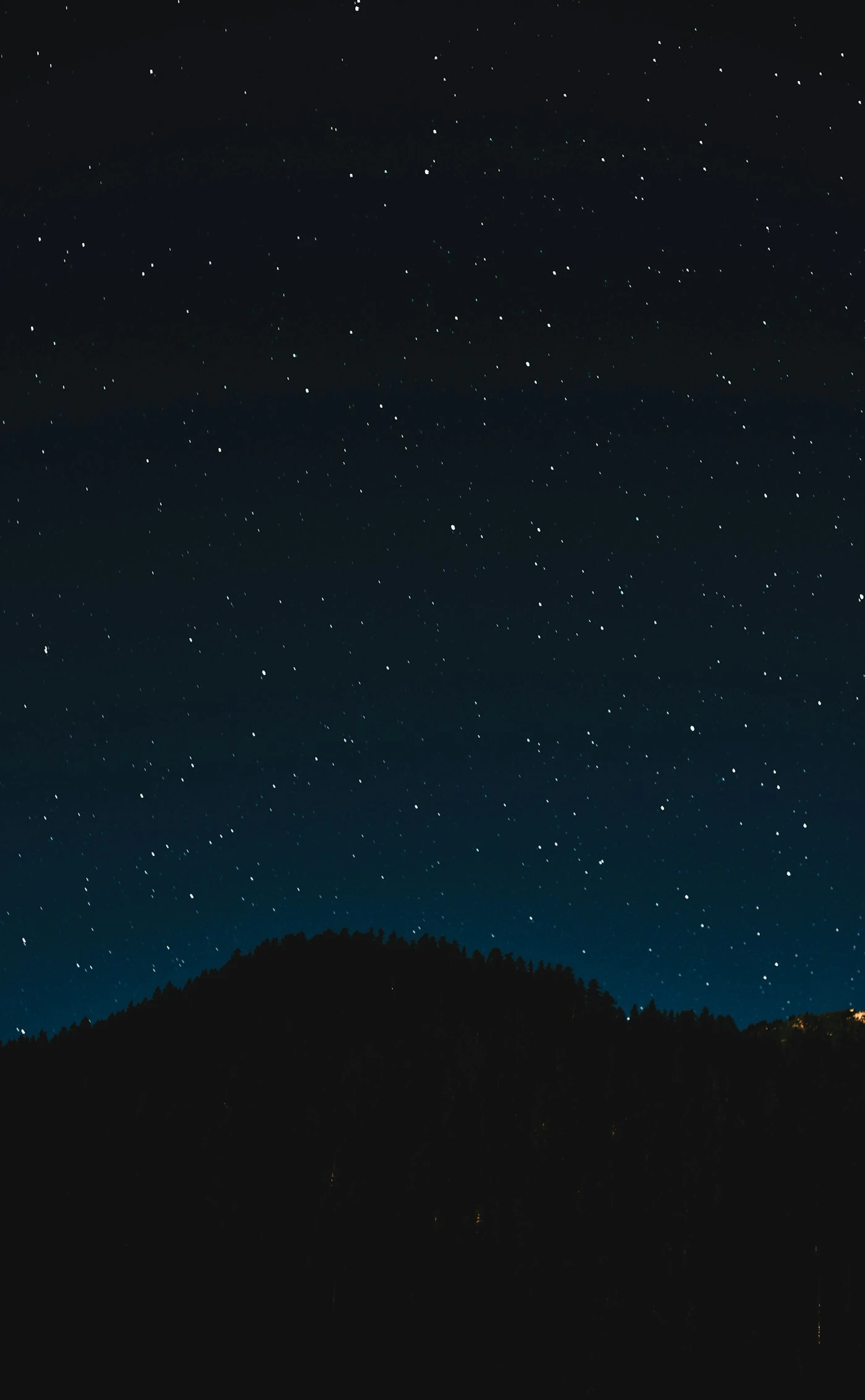 Cielo estrellado sobre montañas