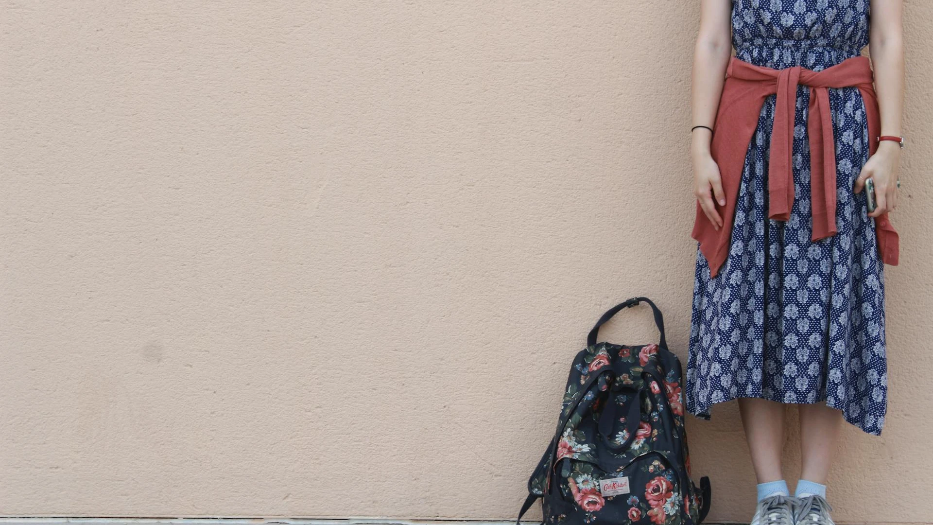 Viajero con mochila de senderismo caminando en la nieve