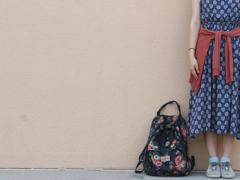 Viajero con mochila de senderismo caminando en la nieve