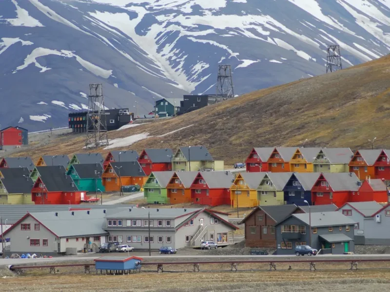 Longyearbyen_colourful_homes