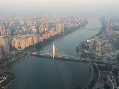 Vista aérea del skyline de Guangzhou al atardecer con la Torre Canton iluminada y el Río Perla