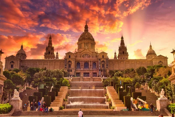 Vista del Palau Nacional en Barcelona al atardecer, con escalinatas, fuentes y jardines