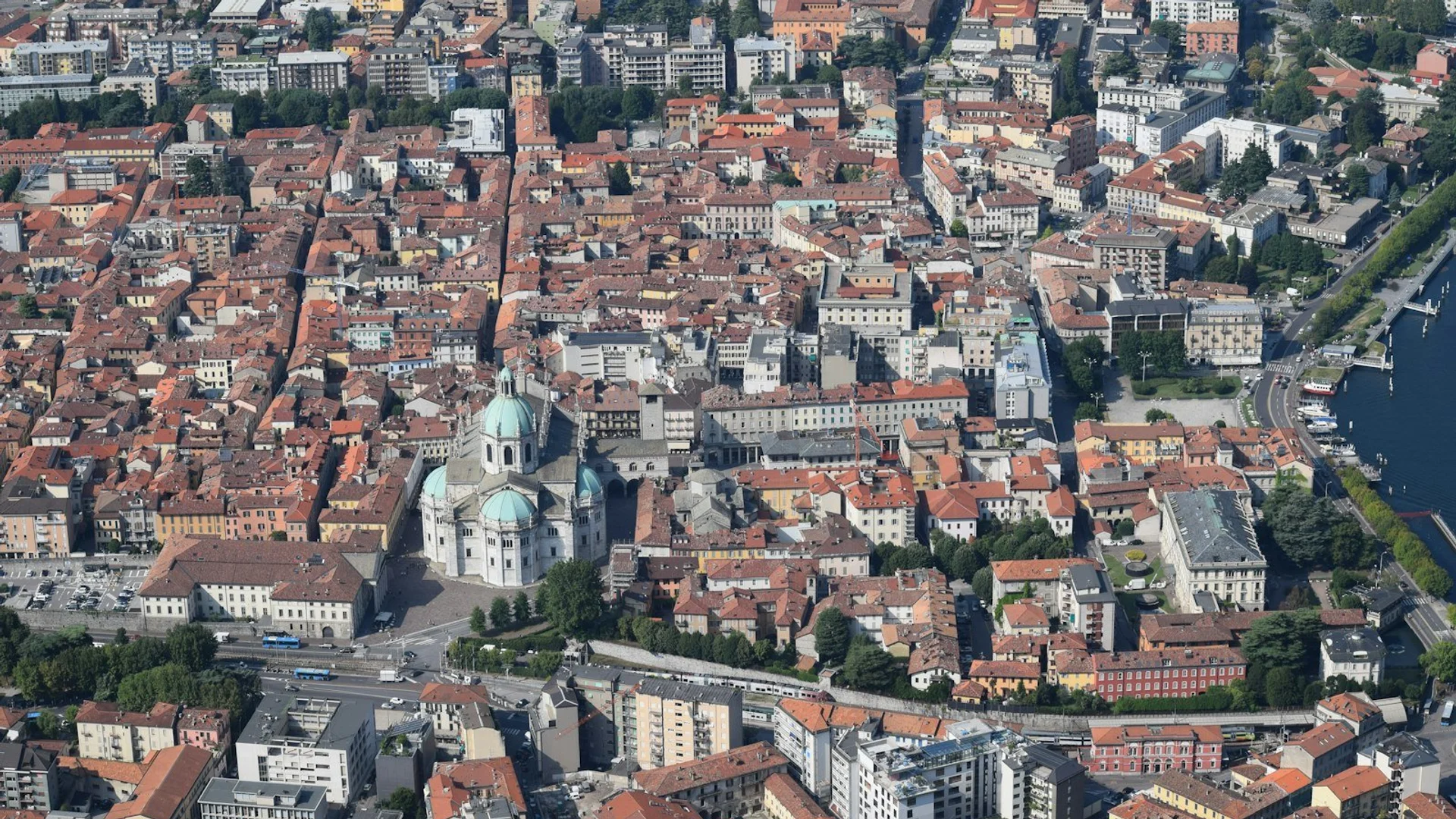Collage de iconos europeos: calles empedradas medievales, cafés modernos, montañas alpinas y playas mediterráneas bajo un atardecer dorado