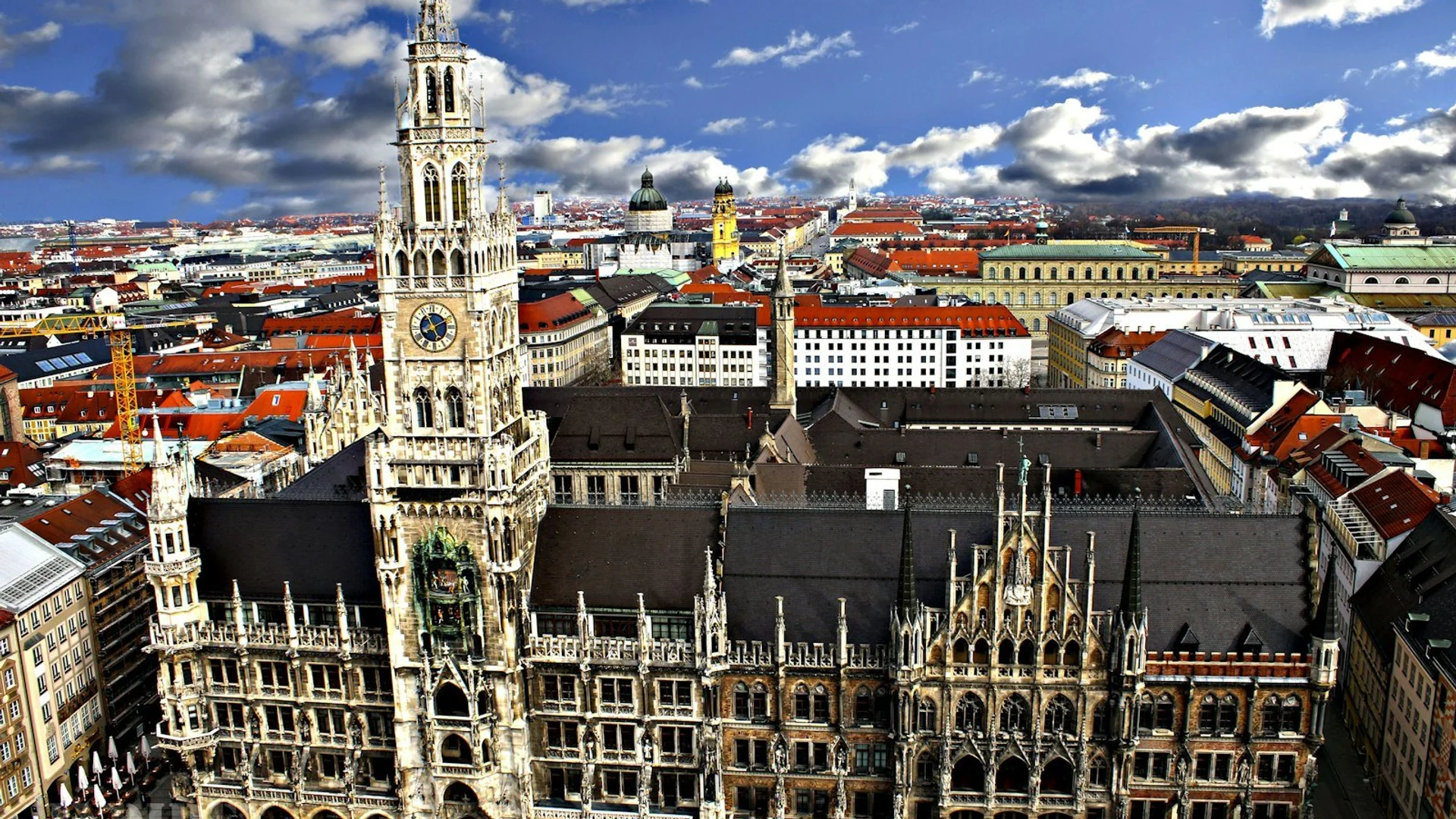 Vista panorámica de Múnich con las torres gemelas de la Frauenkirche dominando el horizonte histórico