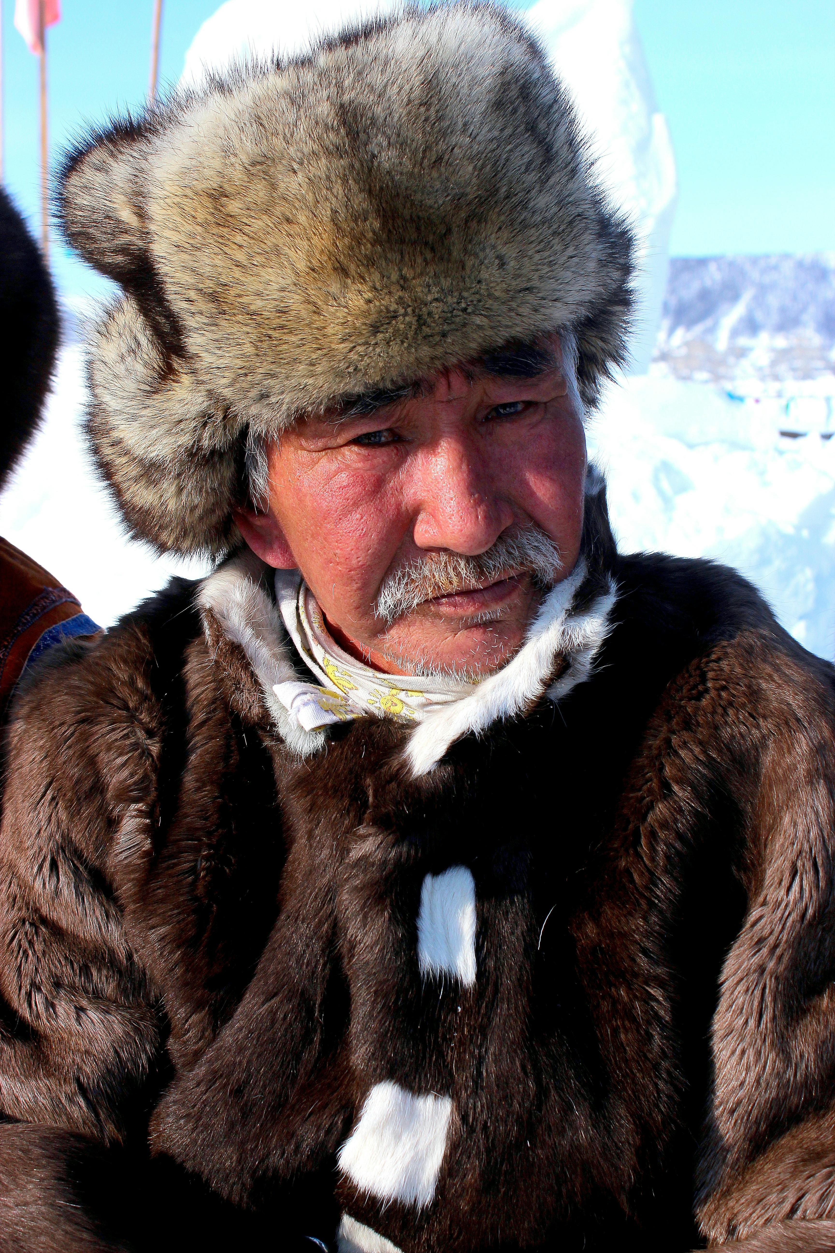 Anciano Inuit con ropa tradicional de piel