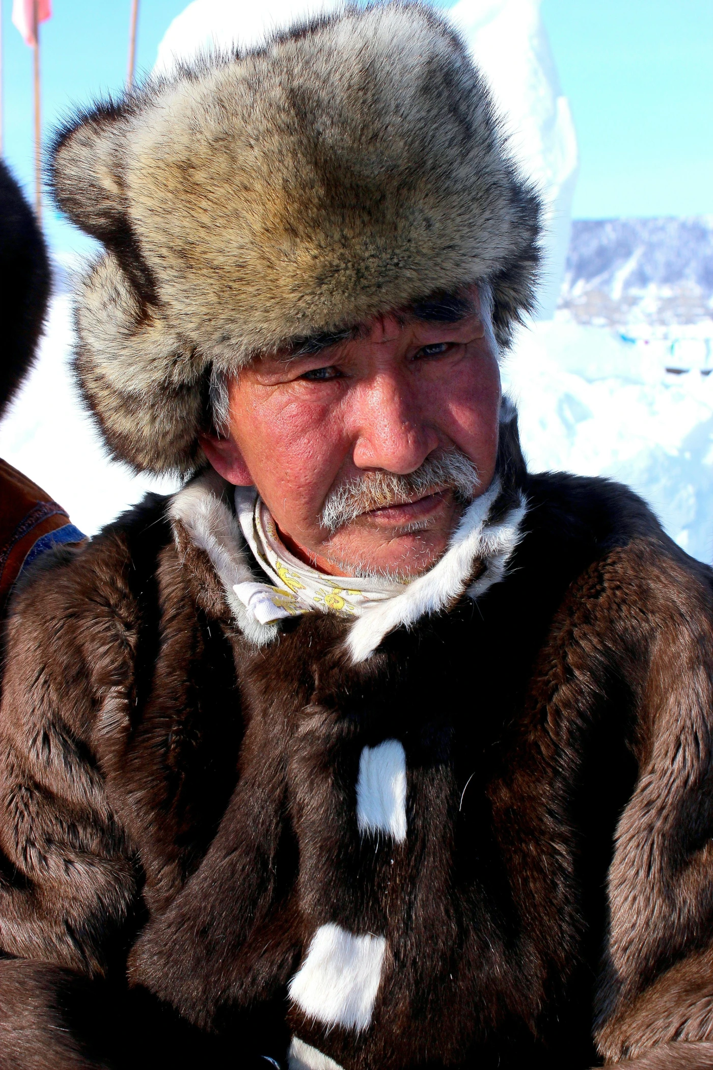 Anciano Inuit con ropa tradicional de piel