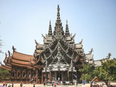 Santuario de la verdad en Pattaya, estructura de madera con torres puntiagudas y detalles ornamentales bajo cielo azul