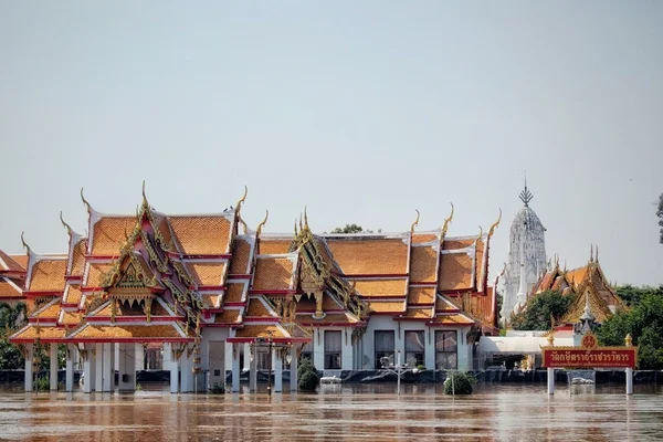 Vista panorámica de las ruinas del Wat Chaiwatthanaram al atardecer en Ayutthaya, Tailandia