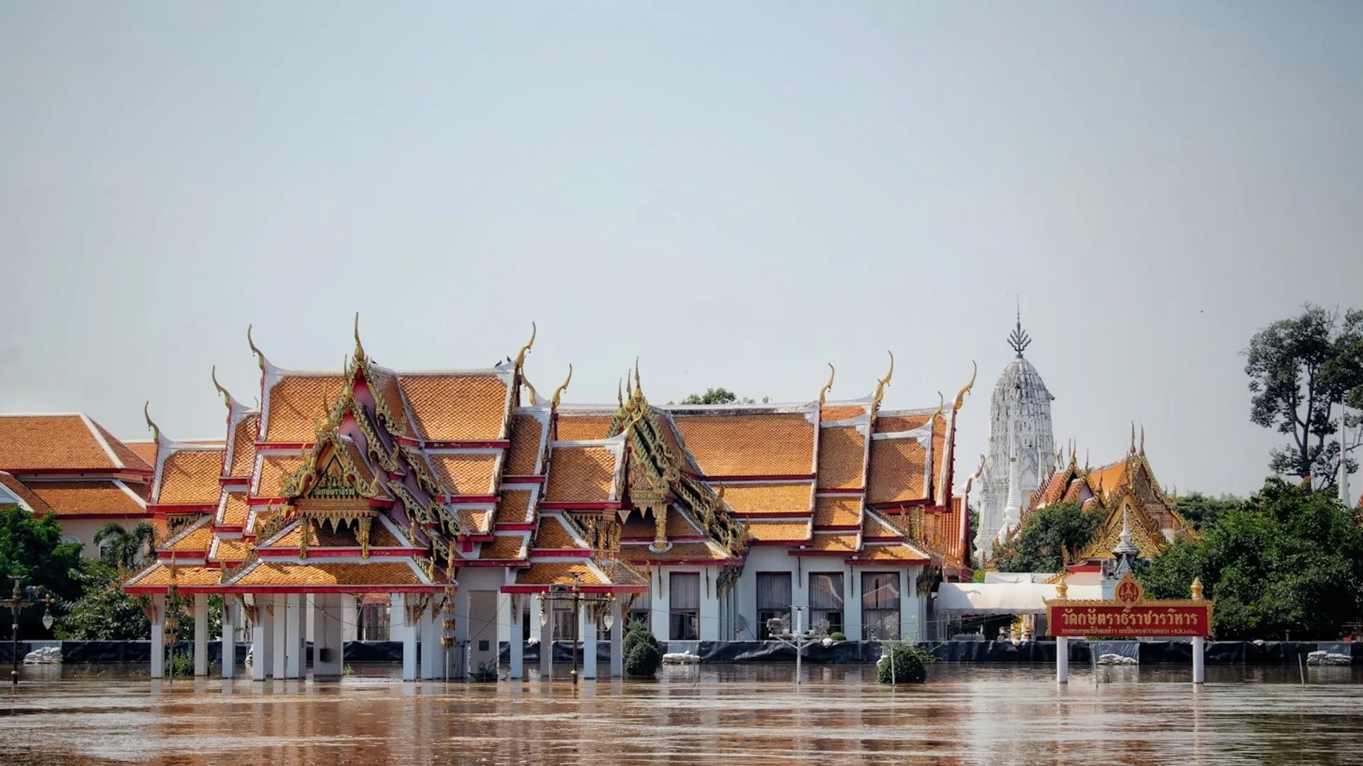 Vista panorámica de las ruinas del Wat Chaiwatthanaram al atardecer en Ayutthaya, Tailandia