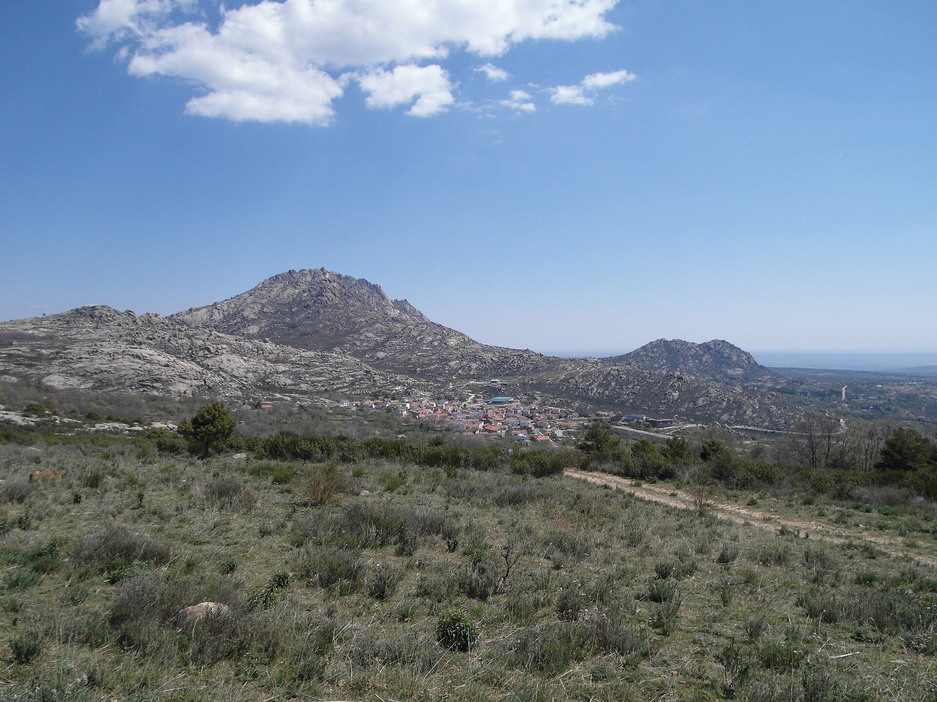 Vista del pueblo de Valdemanco desde la Cañada Real Segoviana, en la sierra de Madrid