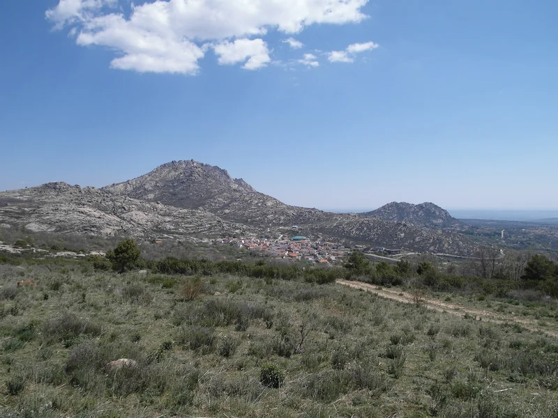 Vista del pueblo de Valdemanco desde la Cañada Real Segoviana, en la sierra de Madrid
