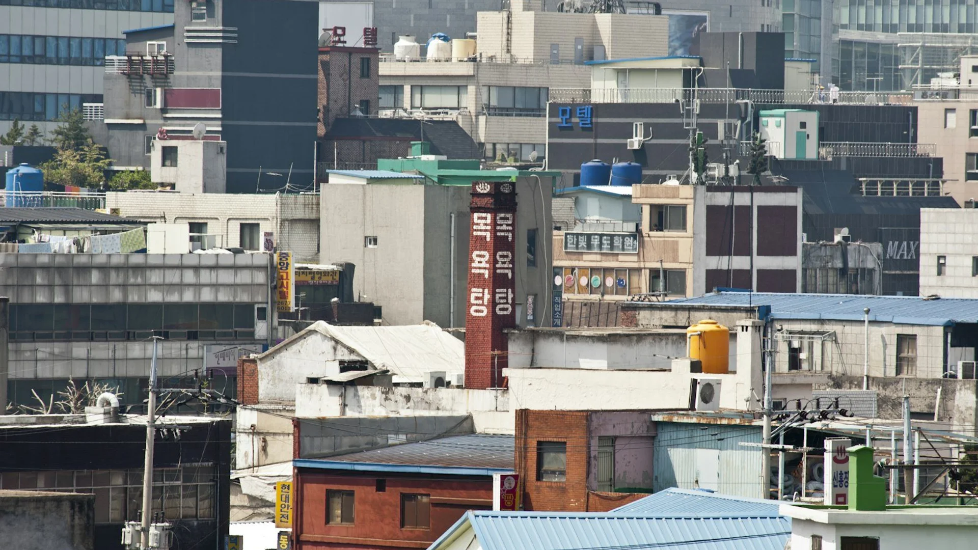 Vista panorámica del skyline de Daegu con la Torre de Daegu y mercados nocturnos iluminados