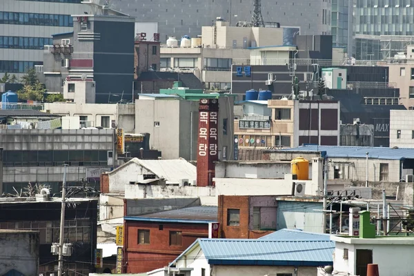 Vista panorámica del skyline de Daegu con la Torre de Daegu y mercados nocturnos iluminados