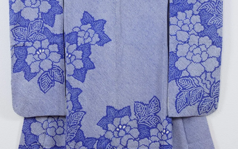 Kimono furisode azul y blanco con patrón floral de peonías y forro naranja.