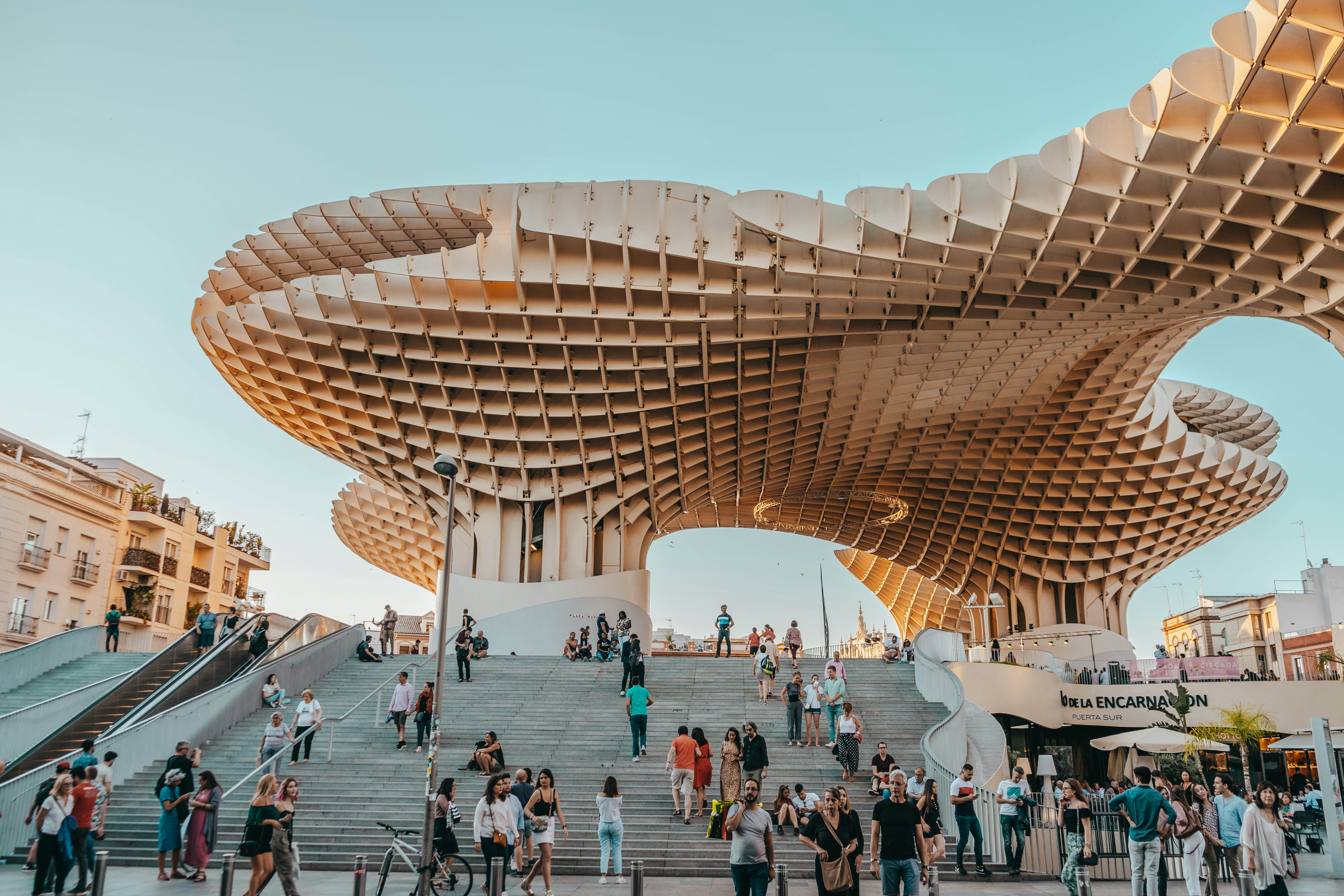 Vista de las Setas de Sevilla con gente subiendo y bajando escaleras, edificios alrededor.