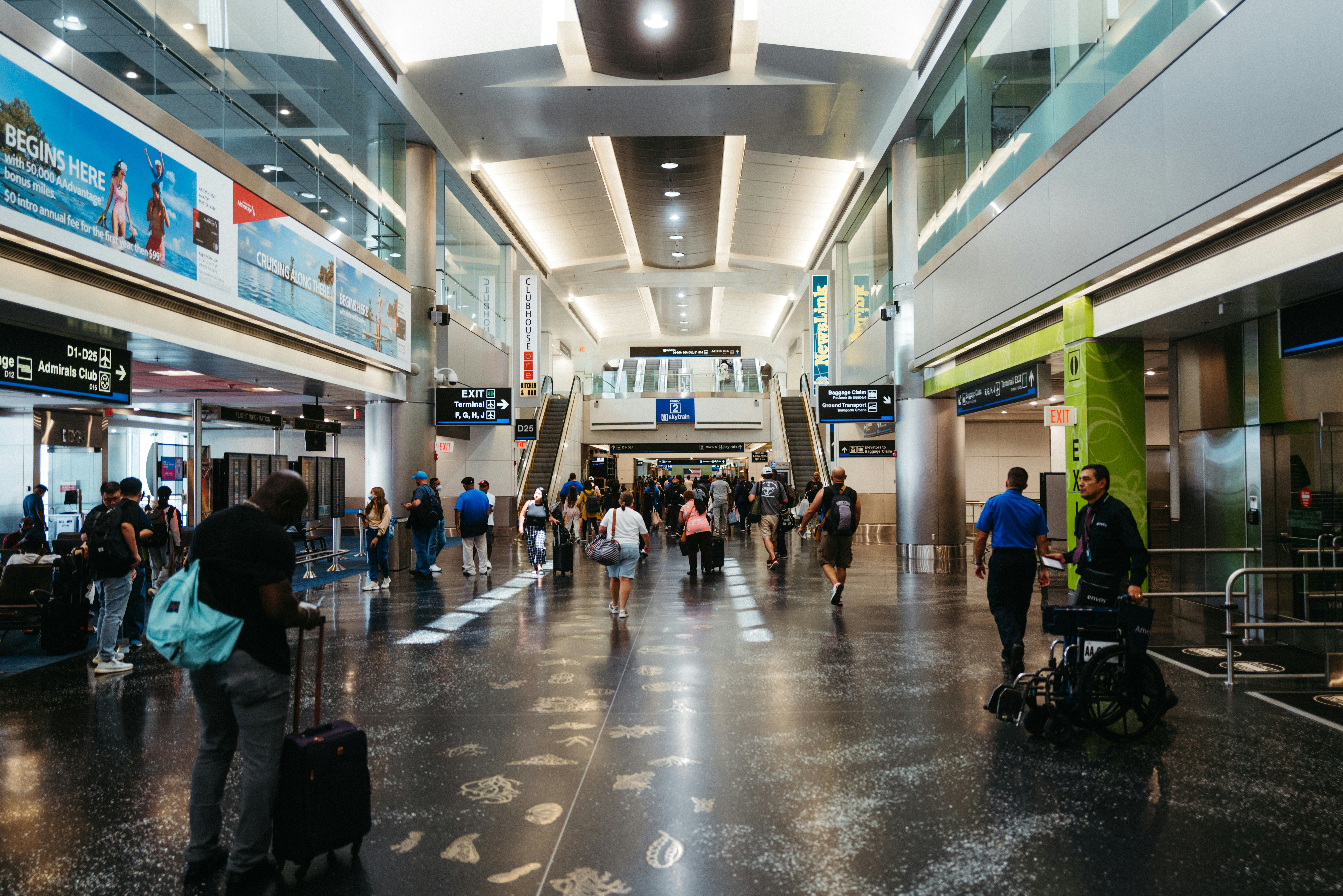 Medidas de equipaje de mano 2026: tabla de todas las aerolíneas y qué maleta cabe