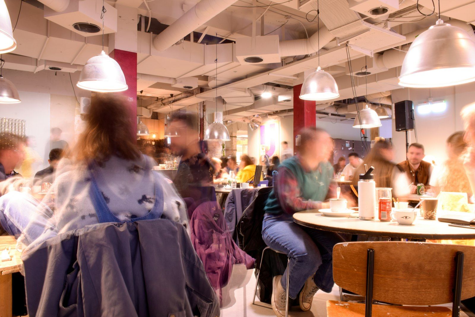Vista panorámica de Aarhus con la Catedral de Aarhus en el centro, rodeada de arquitectura histórica y moderna, con el puerto revitalizado al fondo