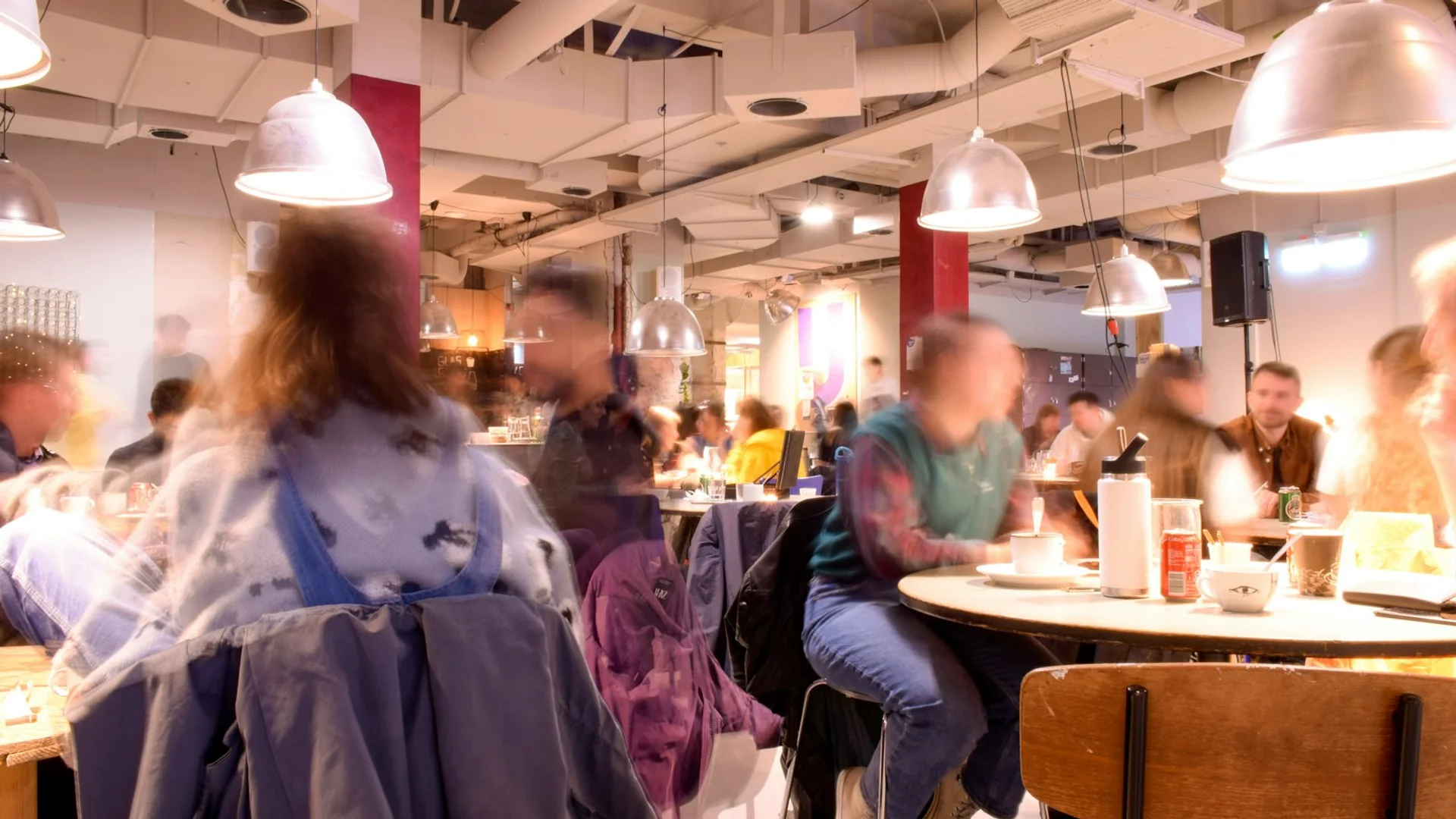 Vista panorámica de Aarhus con la Catedral de Aarhus en el centro, rodeada de arquitectura histórica y moderna, con el puerto revitalizado al fondo