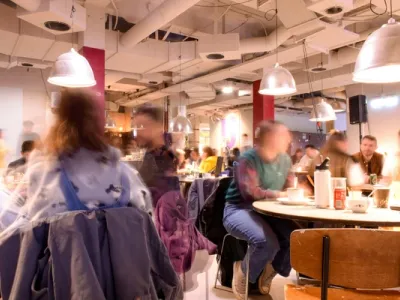 Vista panorámica de Aarhus con la Catedral de Aarhus en el centro, rodeada de arquitectura histórica y moderna, con el puerto revitalizado al fondo