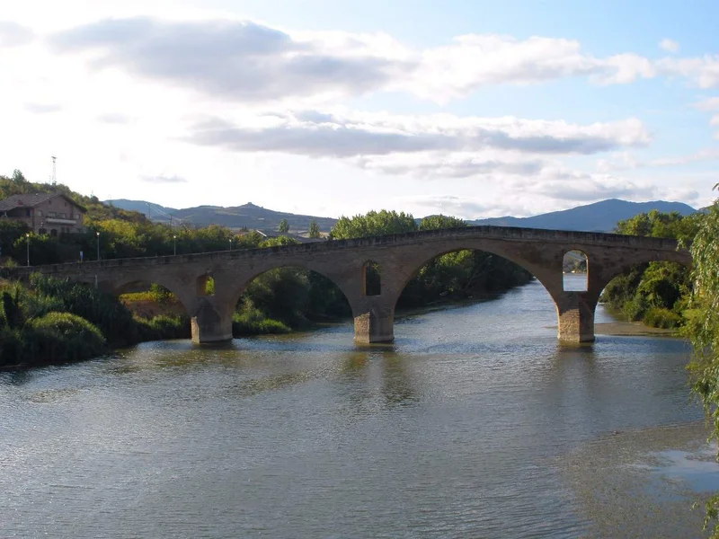 Puente románico de Puente la Reina sobre el río Arga