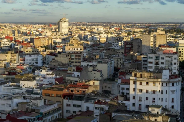 Vista panorámica de la Mezquita Hassan II de Casablanca al atardecer con el océano Atlántico de fondo