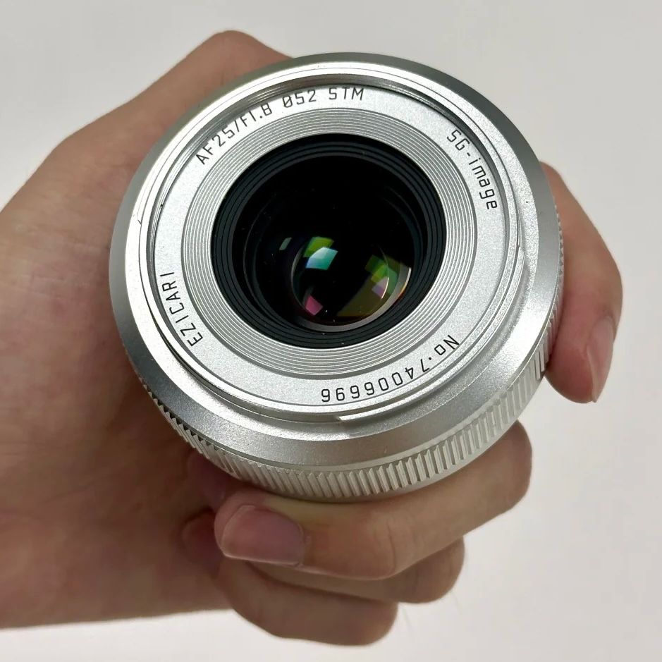 SG-Image 25mm f/1.8 MFT lens, side profile showing slim pancake design
