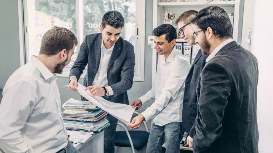 Joan Folguera delante del edificio de INGROUP