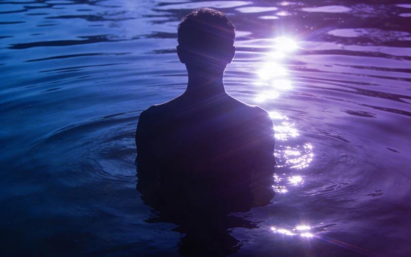 Submergé par ses émotions en rêve : que révèle l'eau ?