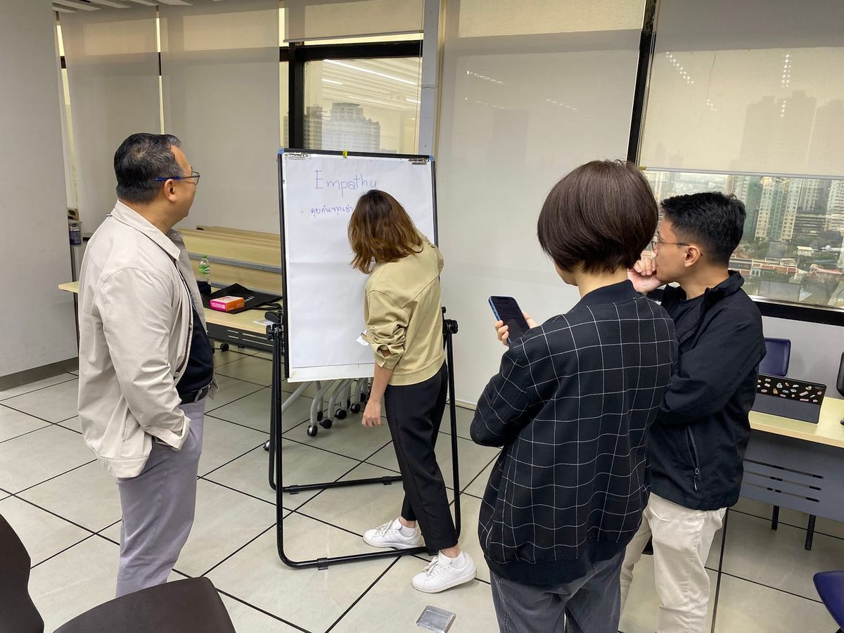 ผู้เข้าอบรมทำกิจกรรมกลุ่มหน้าฟลิปชาร์ตในหลักสูตร Leading with Empathy