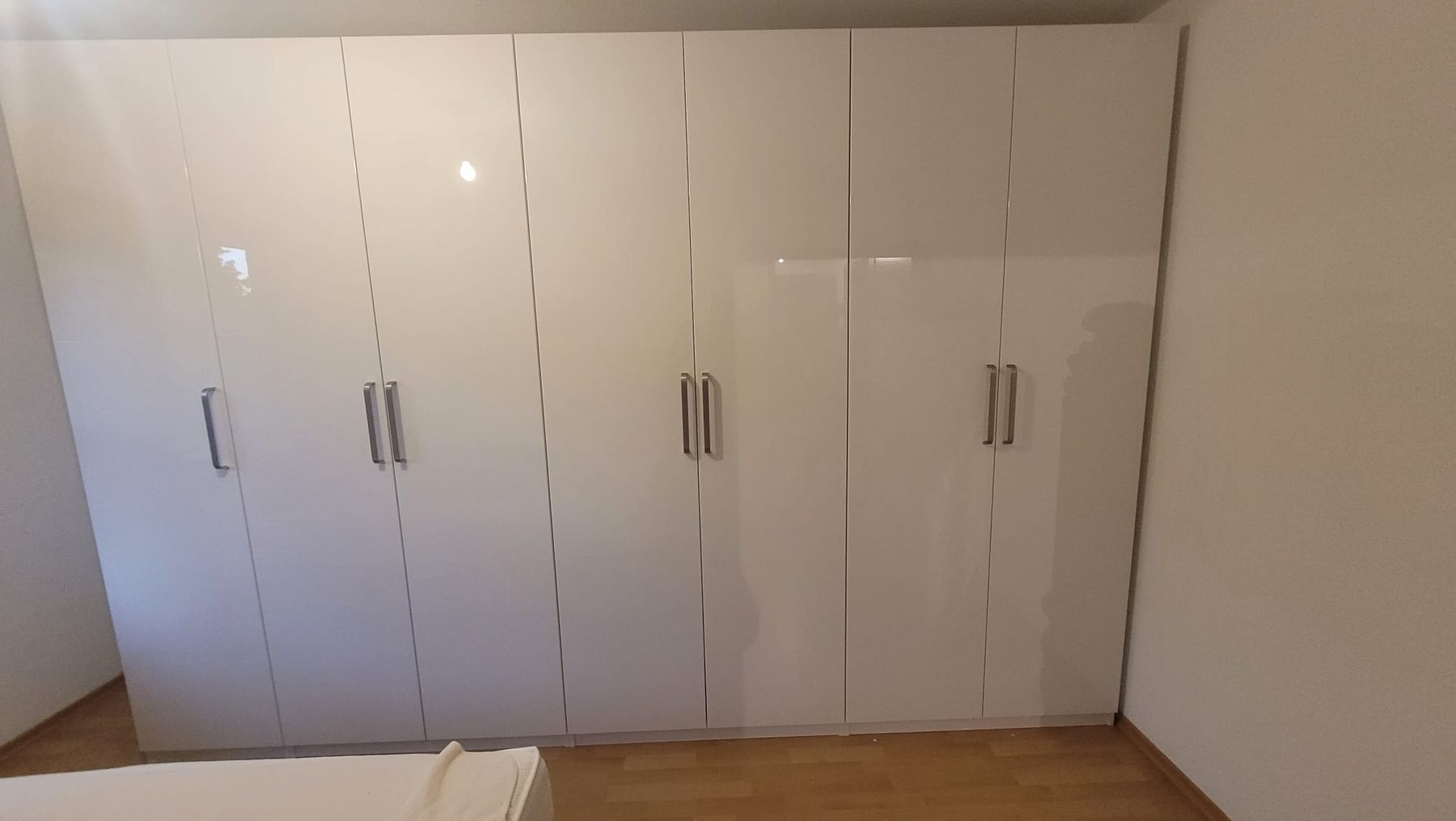 Montierter weißer Kleiderschrank mit geschlossenen Türen