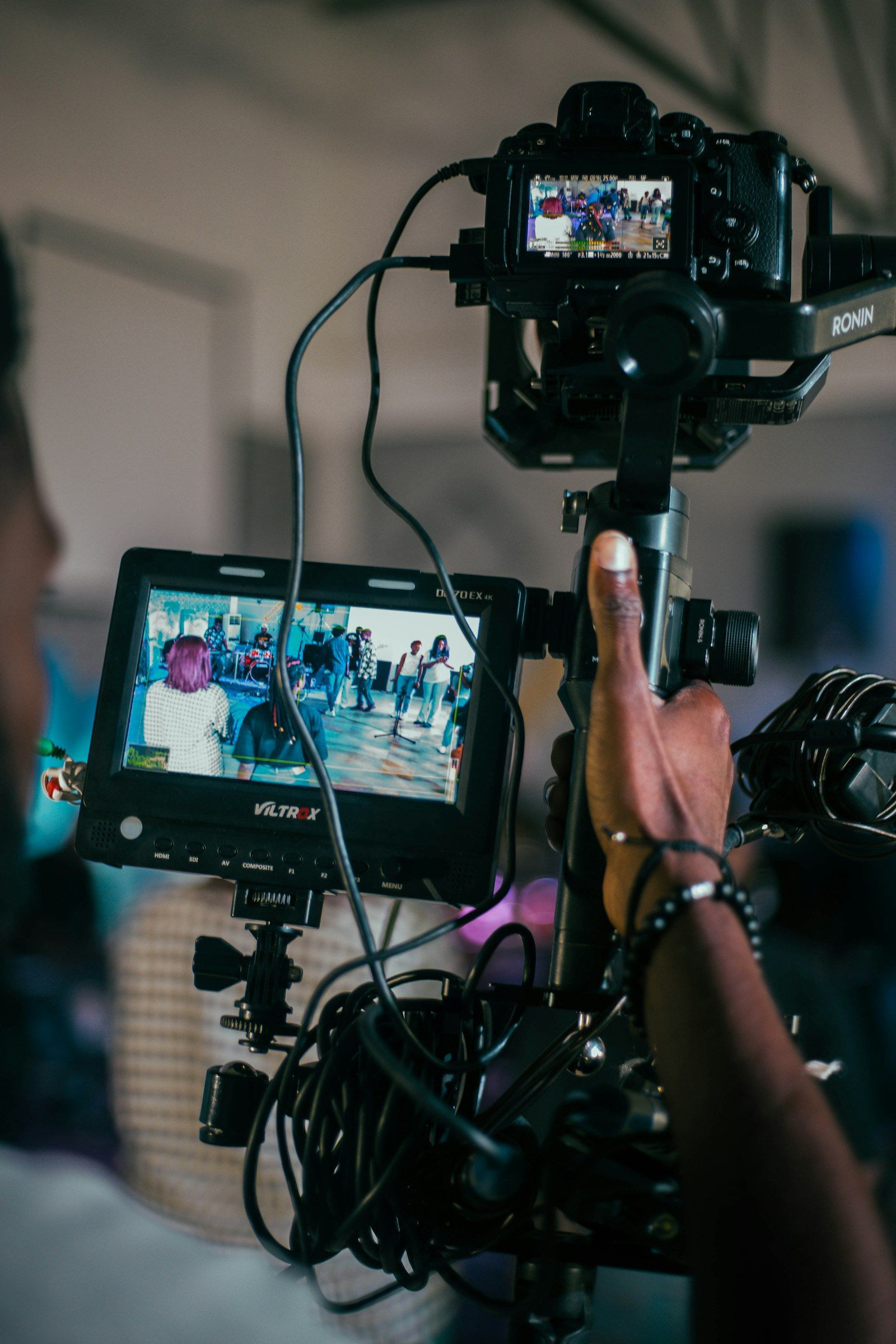 Opérateur caméra avec moniteur sur un tournage