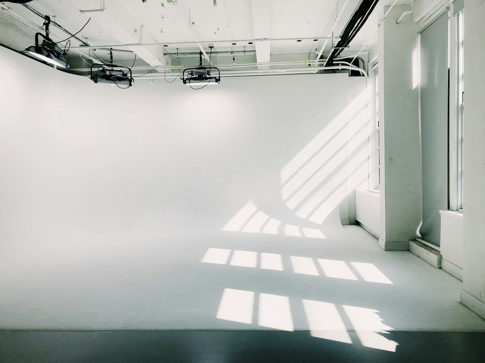 Studio de tournage blanc baigné de lumière
