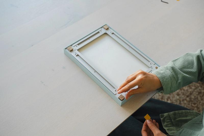 4. Filzpads anbringen & aufhängen