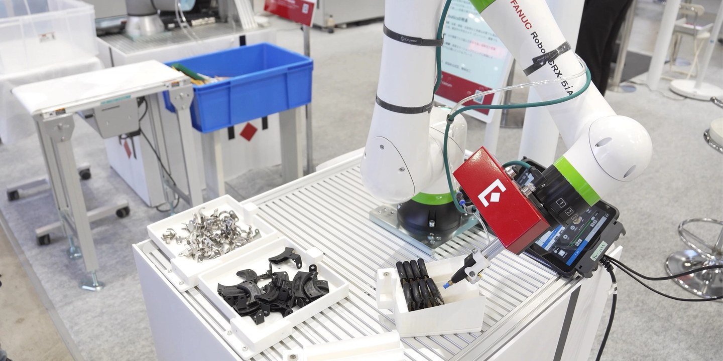 Cobot with an Eureka 3D Camera picking metal parts from a tray