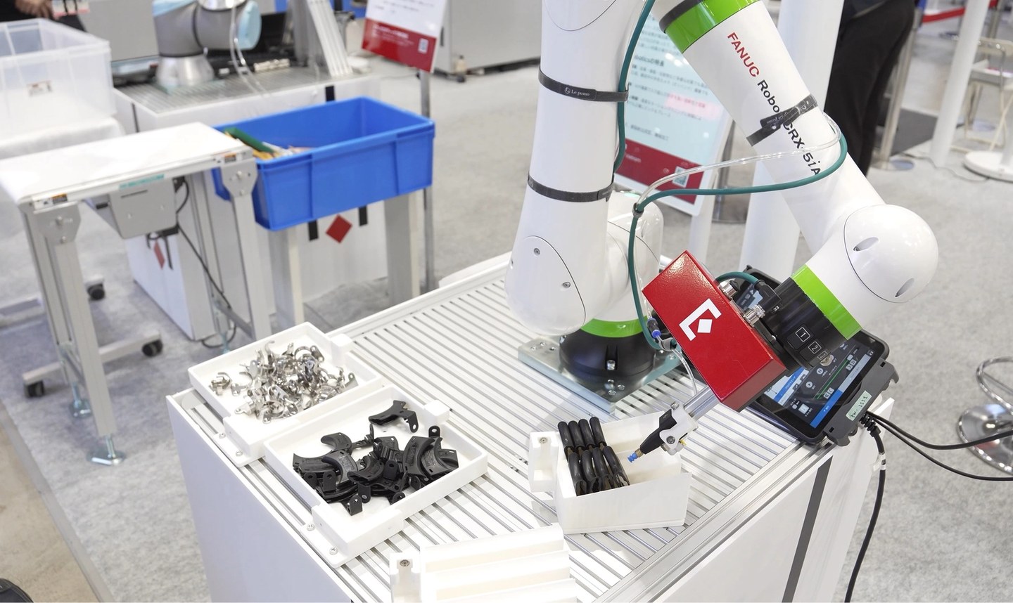 Cobot with an Eureka 3D Camera picking metal parts from a tray