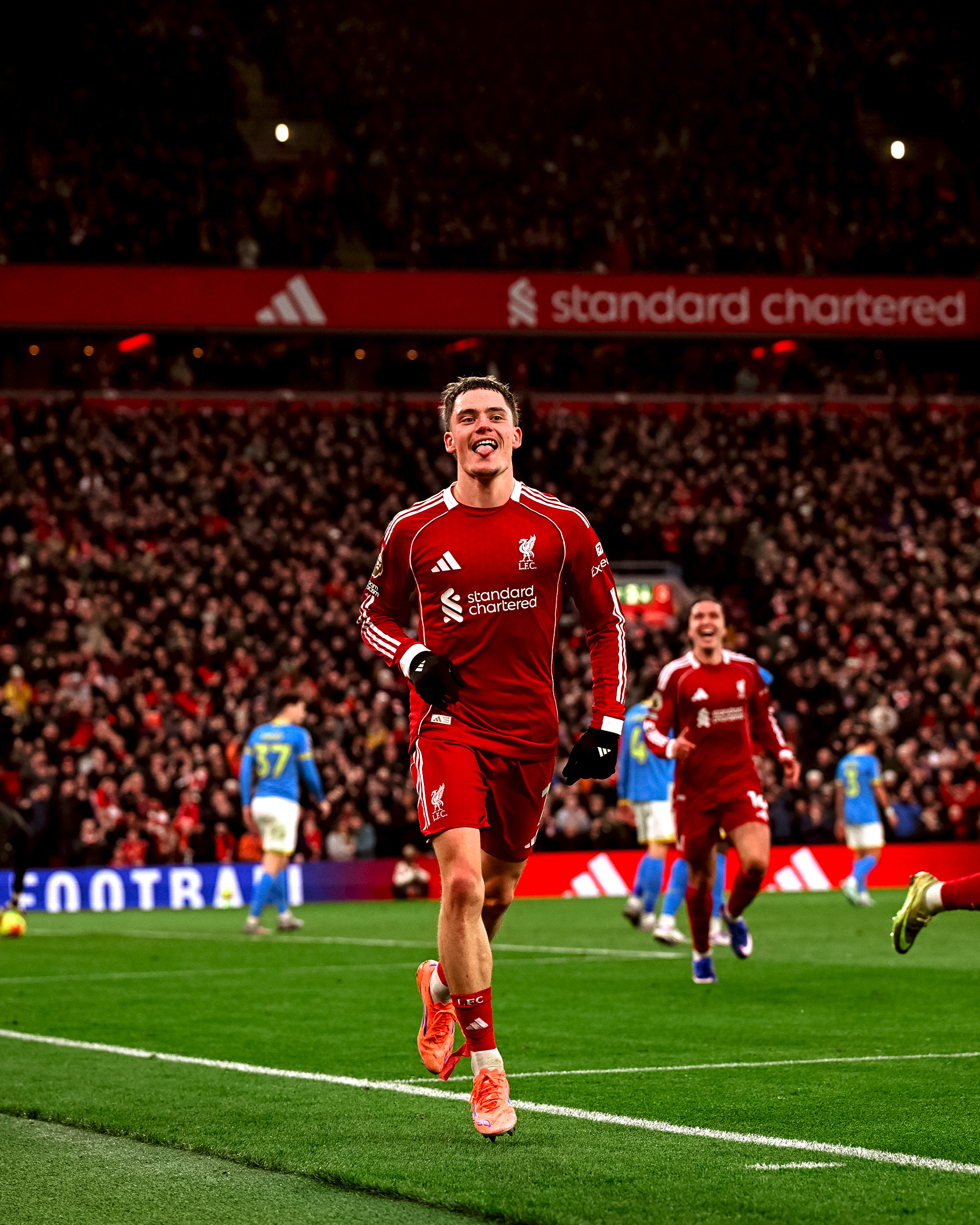 Premier League Boxing Day Bonanza: Festive Thriller Fest: City, Arsenal, and Liverpool Edge Victories!