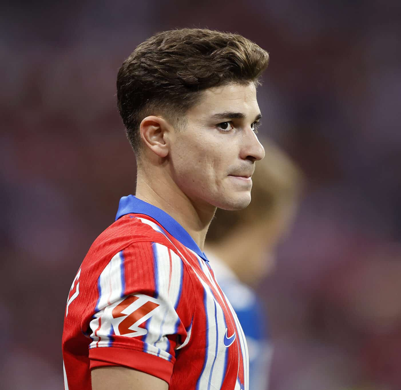 Atlético Madrid offers Julián Álvarez a lucrative new contract amid interest from Arsenal and Barcelona.
