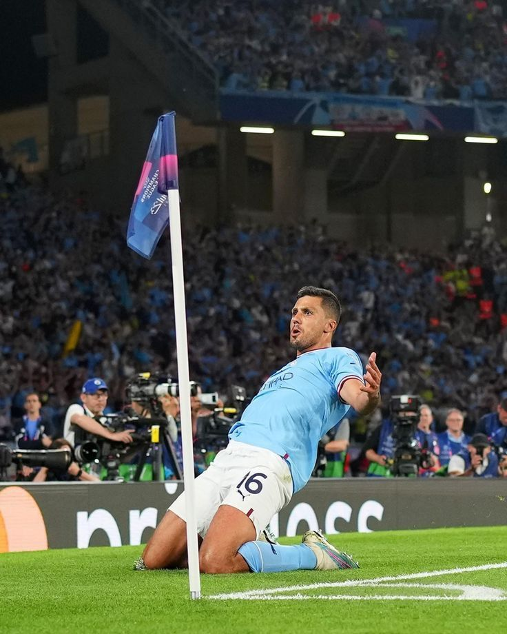 Man City offer Rodri a new contract.