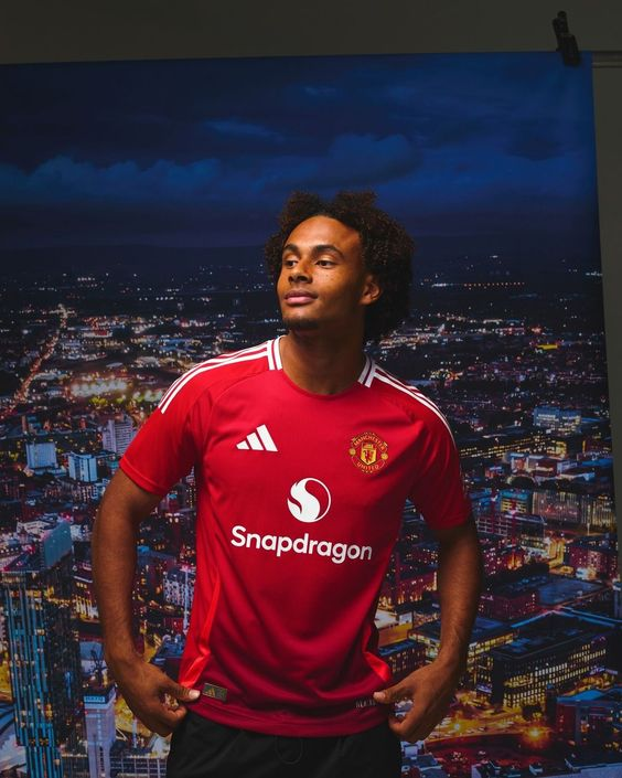 The race to sign a forward for Manchester United is dominated by AS Roma.    Zirkzee Joshua